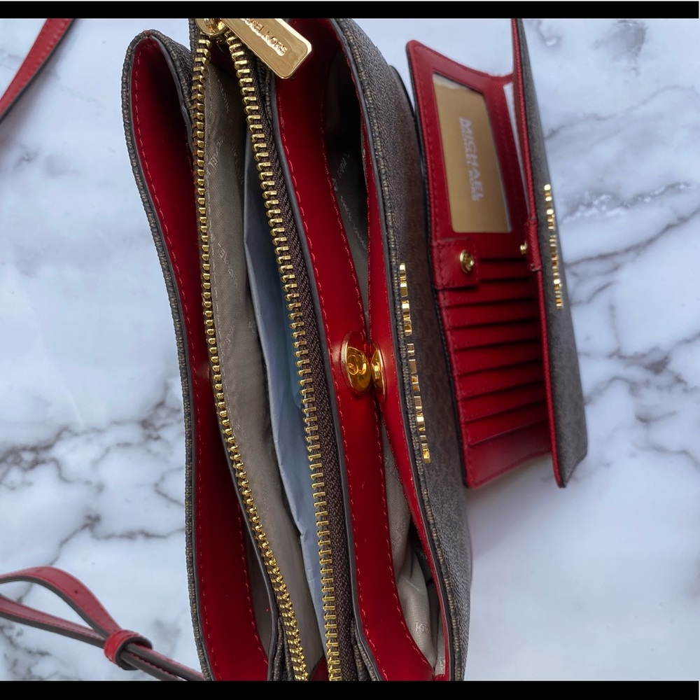 SALE‼️‼️👜💕-Michael Kors Large Crossbody wallet - Picture 8 of 8